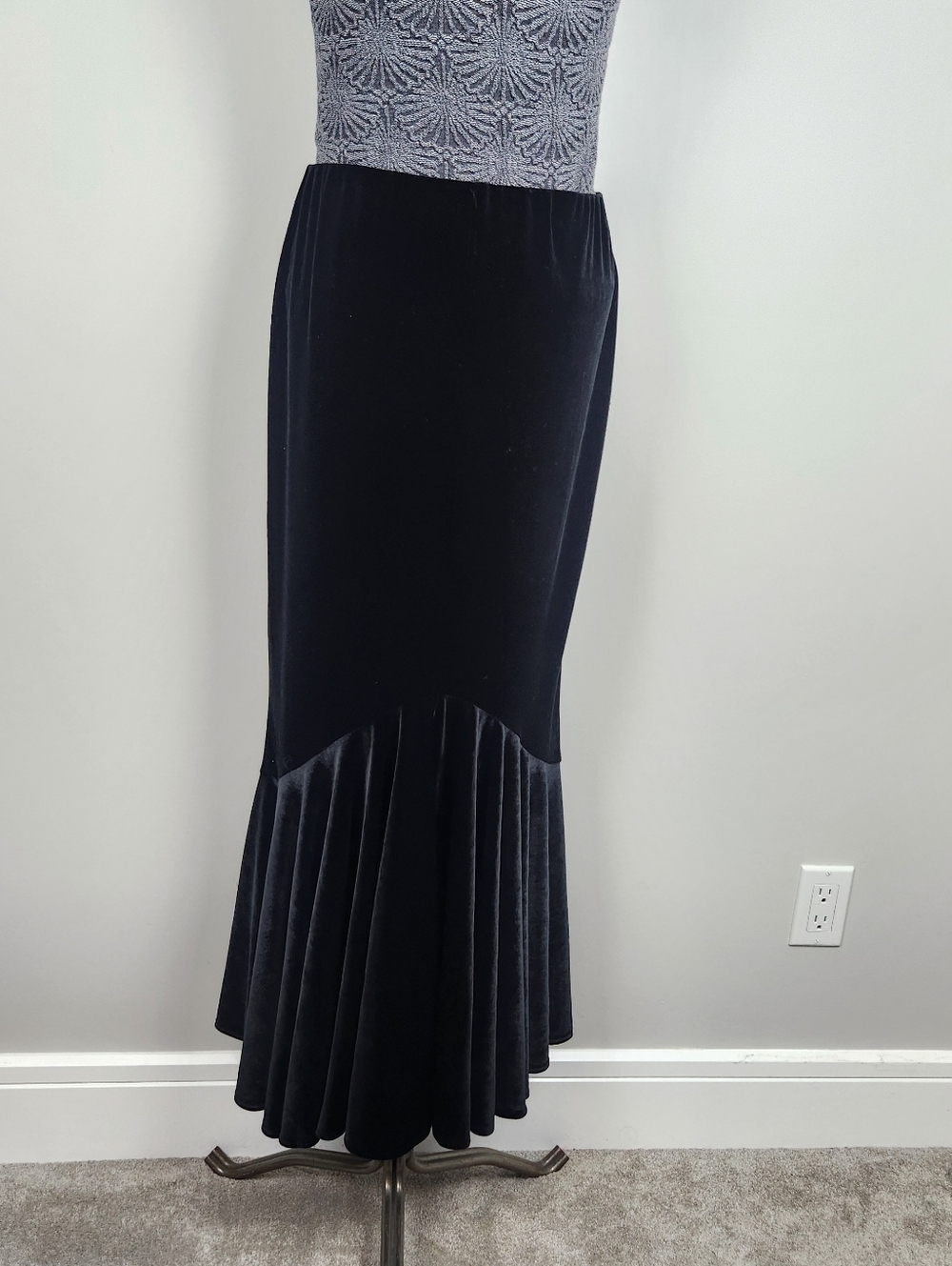Black Velvet Maxi Skirt Mermaid Cut Fits Large Soft Stretchy - Picture 5 of 13